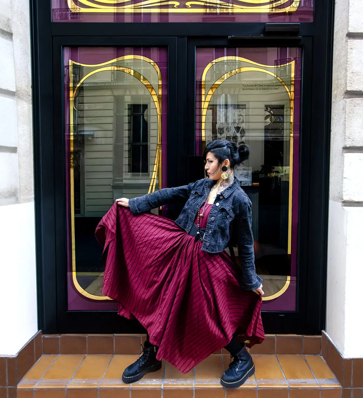 Elie Hammond: a punk rock artist with a gothic-romantic heart